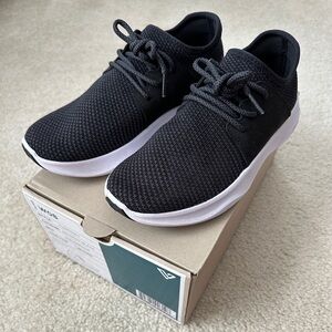 LIKE NEW! Vessi waterproof everyday sneaker size 8